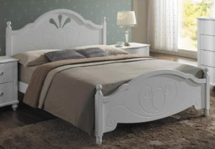 Bílá postel v provence stylu