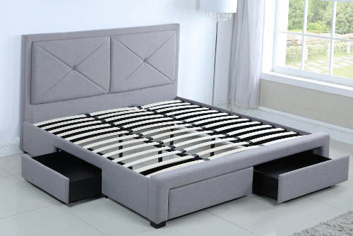 Čalouněná postel s lamelovým roštem