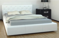 Futonová postel čalouněná bílou ekokůží
