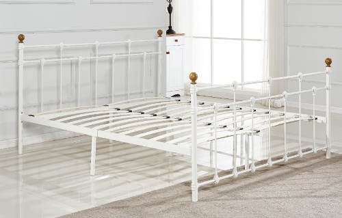 Bílá kovová postel včetně roštů