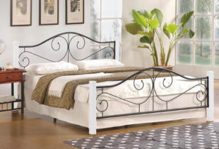 Romantická postel z dřeva a lakované oceli