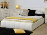 Stylová dvoulůžková postel čalouněná bílou eko kůží