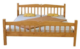 Dřevěná dvoulůžková postel vesnického stylu
