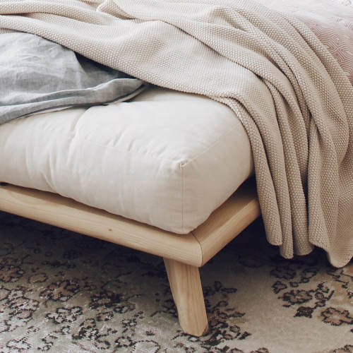 Nízká postel skandinávský styl