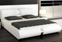 Moderní bílá polstrovaná postel s pásem chromového lesku