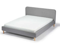 Nízká čalouněná dvoulůžková postel s šedým látkovým potahem