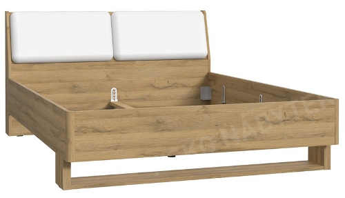 Dřevěná dvoulůžková postel s bílým polštářovým polstrováním na čele