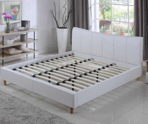 Bílá čalouněná postel s lamelovým roštem