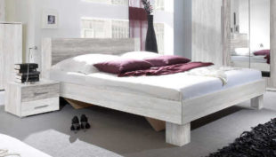 Moderní manželská postel Verwood s nočními stolky vznikla z kvalitních materiálů