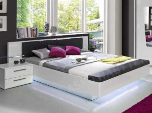 Bílá lesklá postel 180x200 cm s úložným lavici a LED podsvětlením