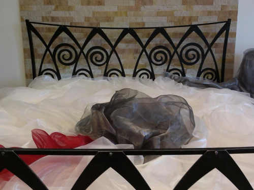 Manželská kovová postel s orientálním kováním