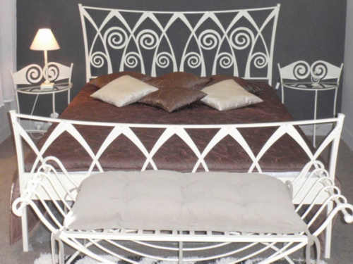Bílá kovová manželská postel s arabskými ornamenty