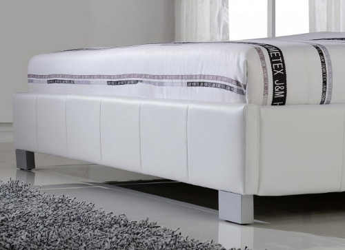 Bílá kožená manželská postel se stříbrnými nožičkami