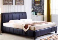 Nízká manželská postel čalouněná tmavě modrou ekokůži