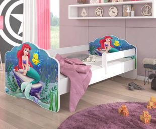 Dětská postel s bezpečnostní zábranou a pohádkovým motivem