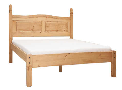 Manželská postel s vysokým dřevěným čelem