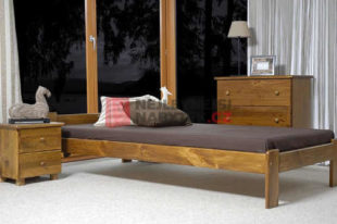 Moderní postel 80x200 cm z masivu v dekoru borovice