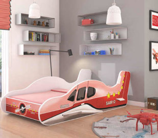 Dětská postel ve tvaru letadla v červeném provedení