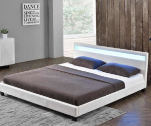 Čalouněná manželská postel v bílém provedení s LED osvětlením