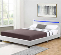 Čalouněná prostorná postel v moderním designu s LED osvětlením