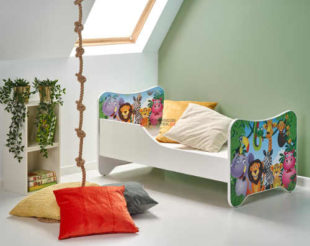 Dětská postel se zábranou se zdobenými bočnicemi