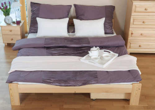 Prostorná dvoulůžková postel z kvalitního borovicového dřeva