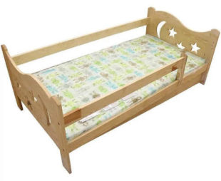 Vyřezávaná dětská postel z borovice