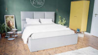 Čalouněná manželská postel s vysokým čelem a úložným prostorem