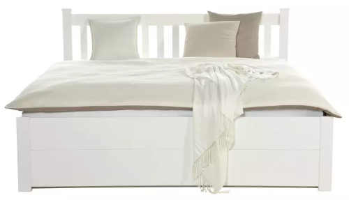bílá prostorná dřevěná postel