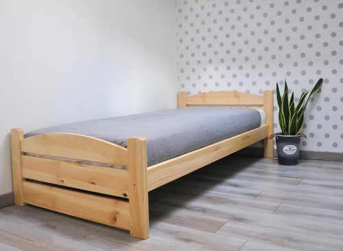 klasická dřevěná postel borovice