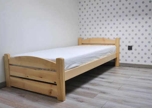 postel z masivu borovice