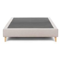 Nízká dvoulůžková postel v minimalistickém designu