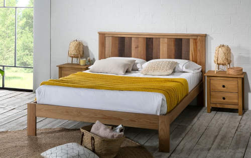 Dřevěná manželská postel venkovský styl