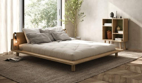 Nízká dřevěná postel do moderního bytu