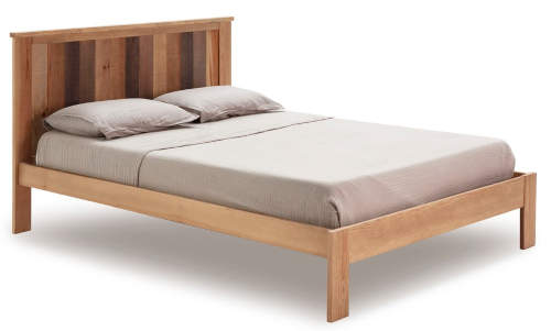 Rustikální dřevěná dvoulůžková postel na nožkách