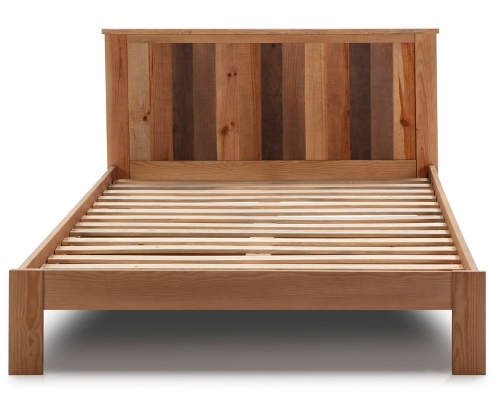 Rustikální postel z masivního borovicového dřeva