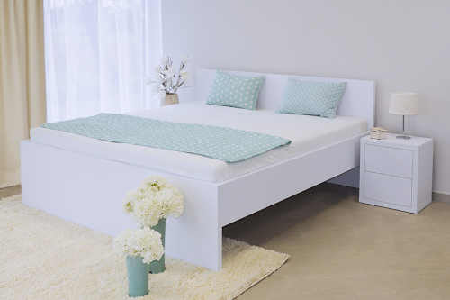 Dřevěná postel s plným čelem v různých rozměrech