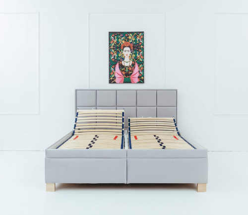 čalouněná dvoulůžková kvalitní postel