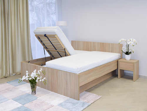 dřevěná postel z lamina