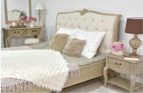 dvoulůžková postel v retro stylu