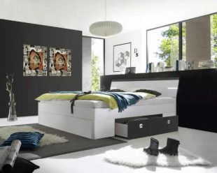 Masivní postel 180x200 cm s praktickým úložným prostorem