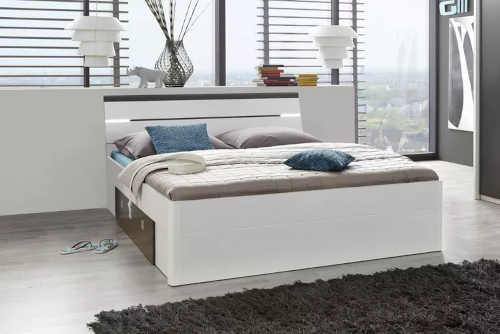 masivní postel s úložným místem