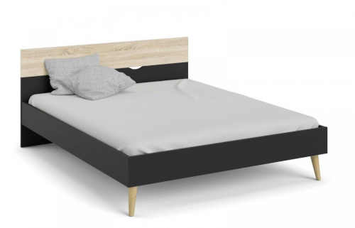 dřevěná postel v retro stylu