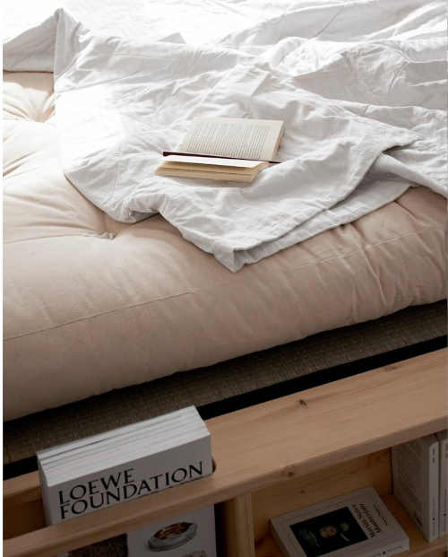 moderní dřevěná dvoulůžková postel