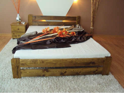 postel z masivu s roštem