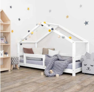 Bílá nízká dětská dřevěná postel ve tvaru domečku