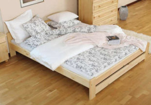 Nízká postel o rozměru 120x200 cm z borovicového dřeva