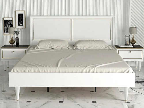 bílá dřevěná dvoulůžková postel