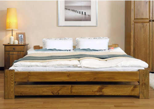 klasická dřevěná dvoulůžková postel