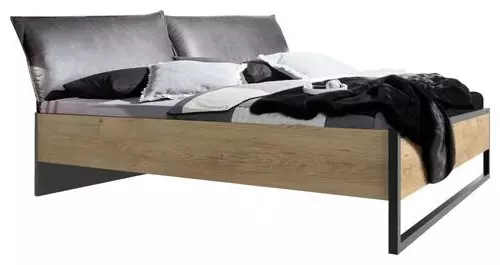moderní dvoulůžková postel s polštáři